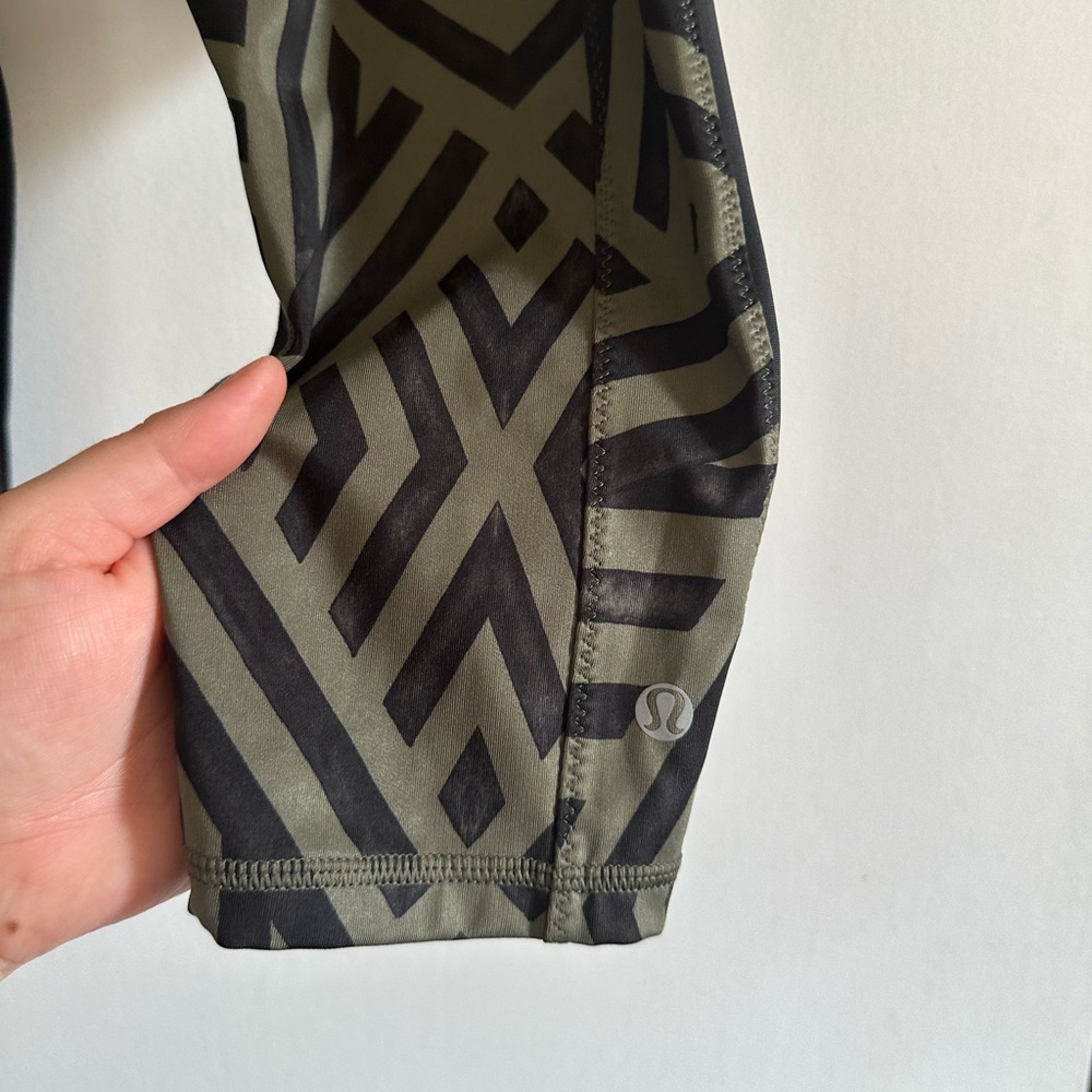 Lululemon Athletica Green Chevron Shuffle Black Clip in Crop Leggings size 6 EUC - Picture 13 of 15